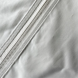 ポリエステル100％（リサイクルポリエステルを37％使用）のタフタ生地アップ