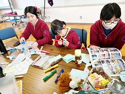 オリジナルパーカーを着て活動中