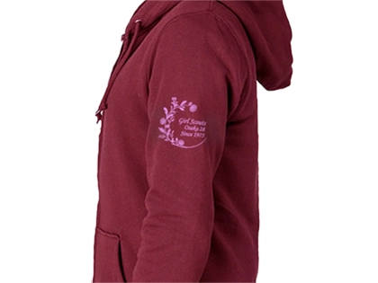 パーカーの左袖にロゴプリント