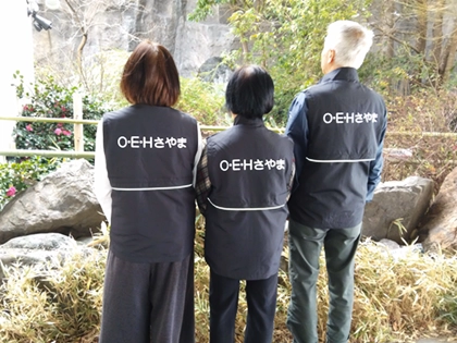 オリジナルベストを着て撮影